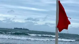 Por rachas del norte de hasta 100km/h colocan banderas rojas en playas de Veracruz