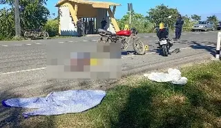 Muere adulto mayor tras choque de motocicleta en carretera