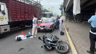 Taxi embiste a moticlistas en Veracruz