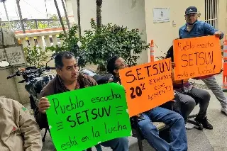 Se manifiestan trabajadores de la UV; amenazan con huelga