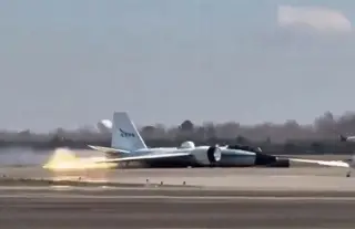Avión de la NASA intenta baja en pista sin tren de aterrizaje ¿Lo logró? (+Video)