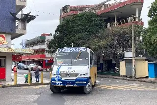 Usuarios del transporte público se quejan porque choferes siguen cobrando 12 pesos