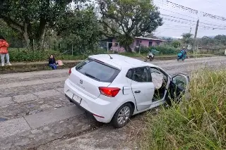 Aparatosa volcadura en Córdoba, Veracruz; hay una mujer lesionada 