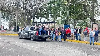 Patrullas trasladan a pasajeros ante los pocos camiones de pasaje en Veracruz