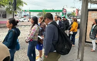 Paradas llenas de pasajeros ante los pocos camiones este viernes