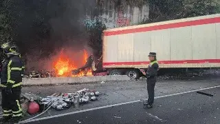 Tráiler se impacta e incendia en la México-Toluca 