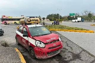 Choca moto y taxi y este fue el saldo en Veracruz