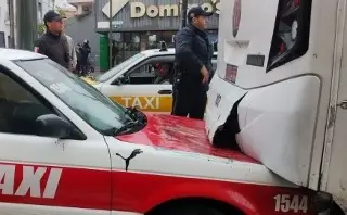 Chocan autobús y taxi al librar bloqueo de UPAV en Orizaba, Veracruz 