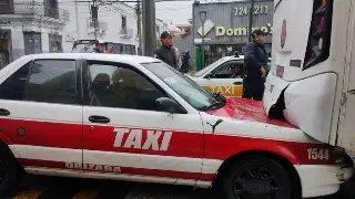 Autobús choca contra taxi al echarse de reversa en Orizaba, Veracruz