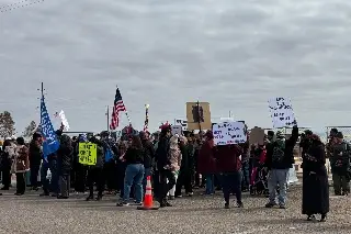 Manifestantes exigen el fin de la detención de familias migrantes en Texas