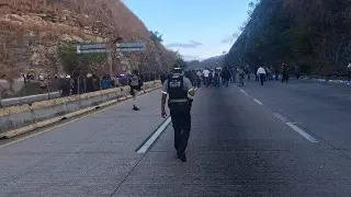 Bloquean la Autopista del Sol y la carretera libre que lleva a Acapulco