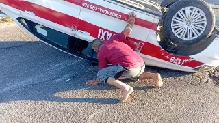 Aparatosa volcadura de taxi al sur de Veracruz; hay un lesionado 