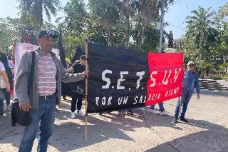 Se manifiestan trabajadores de la UV, esto piden