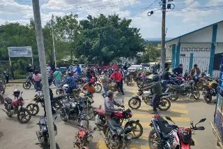 Motociclistas protestan en Jesús Carranza por cobro de placas y acoso policial