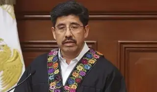 Identifican a personal que limpió los zapatos del presidente de la Suprema Corte (+Video)