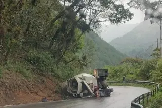 Aparatosa volcadura de unidad revolvedora en carretera de Veracruz; así habría ocurrido