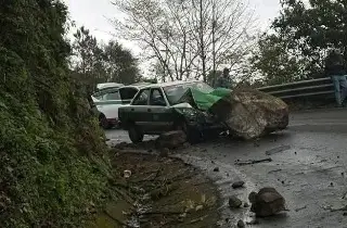 Taxi choca contra una roca en carretera de Veracruz