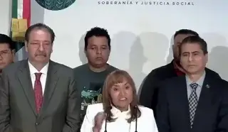 Denuncian a funcionaria por usar a personal del gobierno para trapear su casa