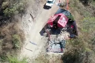 Hallan narcofosa en Sinaloa y sigue búsqueda de 10 mineros