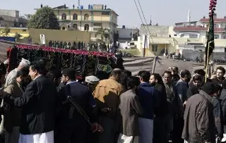 Estado Islámico reivindica atentado contra mezquita en Islamabad con 31 muertos.