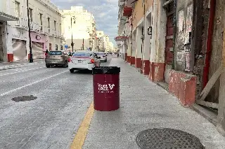 Colocan botes de basura en toda avenida Independencia en el Centro de Veracruz