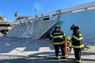 Acordonan zona de caída de parte del techo de mercado de artesanías de Veracruz