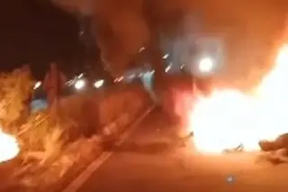 Bloquean carretera con quema de llantas cerca de Chetumal, Quintana Roo; esto se sabe 