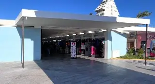 Colocan tubos para reforzar volado de la Plaza de Artesanías 