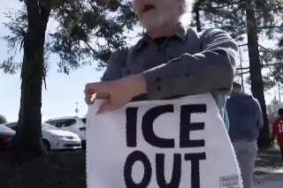Activistas reparten toallas con lemas de 'ICE fuera' a las afueras del Super Bowl