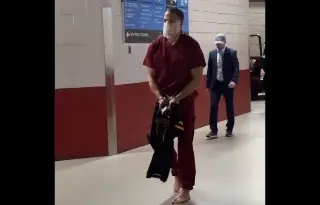 Jugador de Patriotas llega esposado y con máscara al Super Bowl 2026 (+Video)