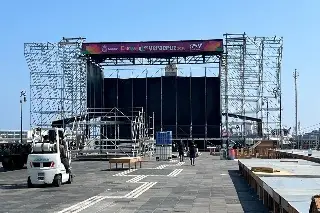 Colocan escenario en el malecón de Veracruz