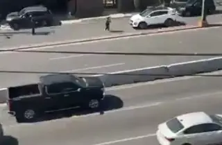 Joven de 25 años se arroja a un auto en movimiento (+Video)