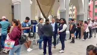 Largas filas en módulo de vacunación de Veracruz