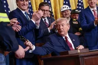 Cámara baja de EU vota a favor de revocar aranceles de Donald Trump contra Canadá