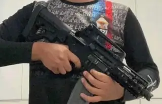 Exhiben a hijo de funcionarios de Morena con armas de lujo 