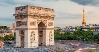 Sujeto atacó a gendarmes en el Arco del Triunfo de París