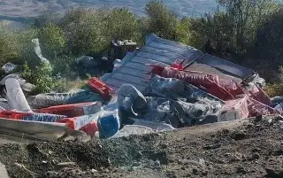 Tráiler cae a barranco tras accidentarse en autopista de Veracruz