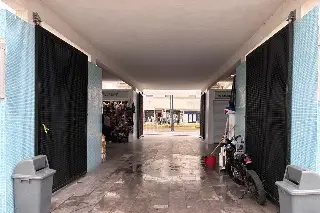 Colocan portones de acero en el Mercado de Artesanías de Veracruz; ven riesgos