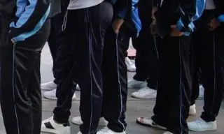 Maestro de secundaria trata de detener pelea entre menores y violento papá lo 'corre'