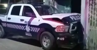 Elemento de la Policía Municipal chocó su patrulla contra una casa en Agua Dulce