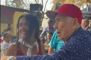 Captan a Salma Hayek bailando con ciudadanos en playa al sur de Veracruz (+Video)