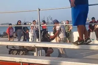 ¡Que viva el amor! Le propone matrimonio en pleno Carnaval de Veracruz 2026 (+Video)