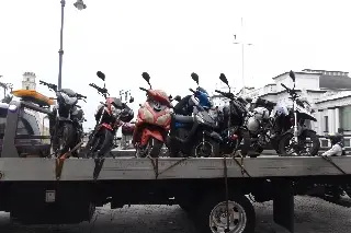 Tránsito retira motos 'mal estacionadas' en el centro de Veracruz 