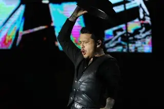 Con lluvia de sombreros, Nodal hace cantar a los jarochos en el Carnaval de Veracruz