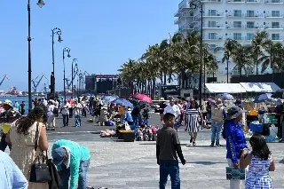 Regresan ambulantes al malecón de Veracruz