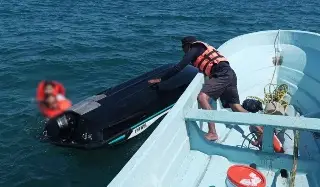 Personas vuelcan con todo y moto acuática en el mar de Veracruz 