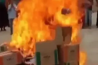 Padres de familia queman libros en Chiapas (video)