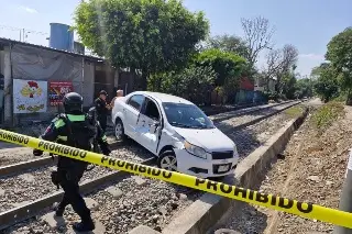 Tren arrastra varios metros a carro en Córdoba, Veracruz; hay 3 lesionados 