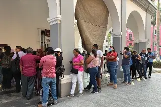 Siguen largas filas en el módulo de vacunación de Veracruz 