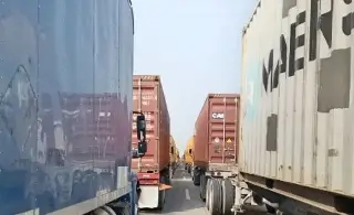 Filas kilométricas provoca falla en aduana de Nuevo Laredo